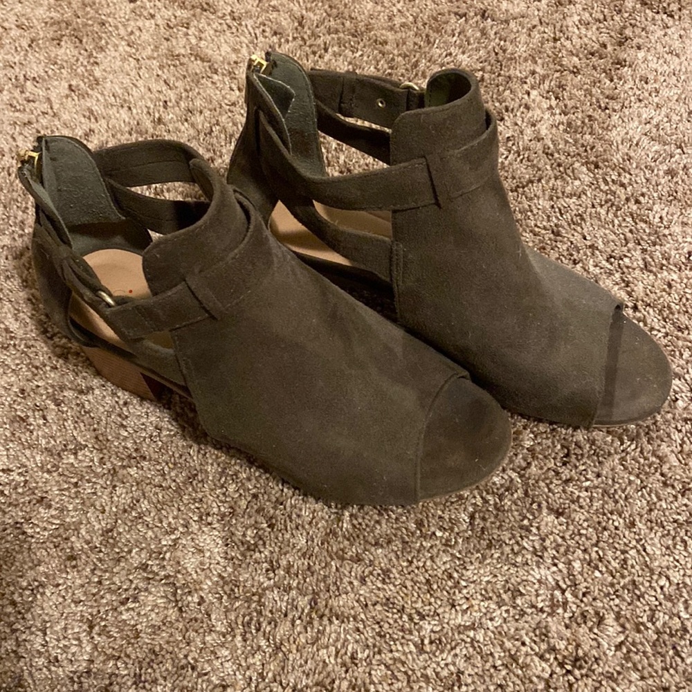 Women’s size 7 suede zip up heeled shoes. 2” heal